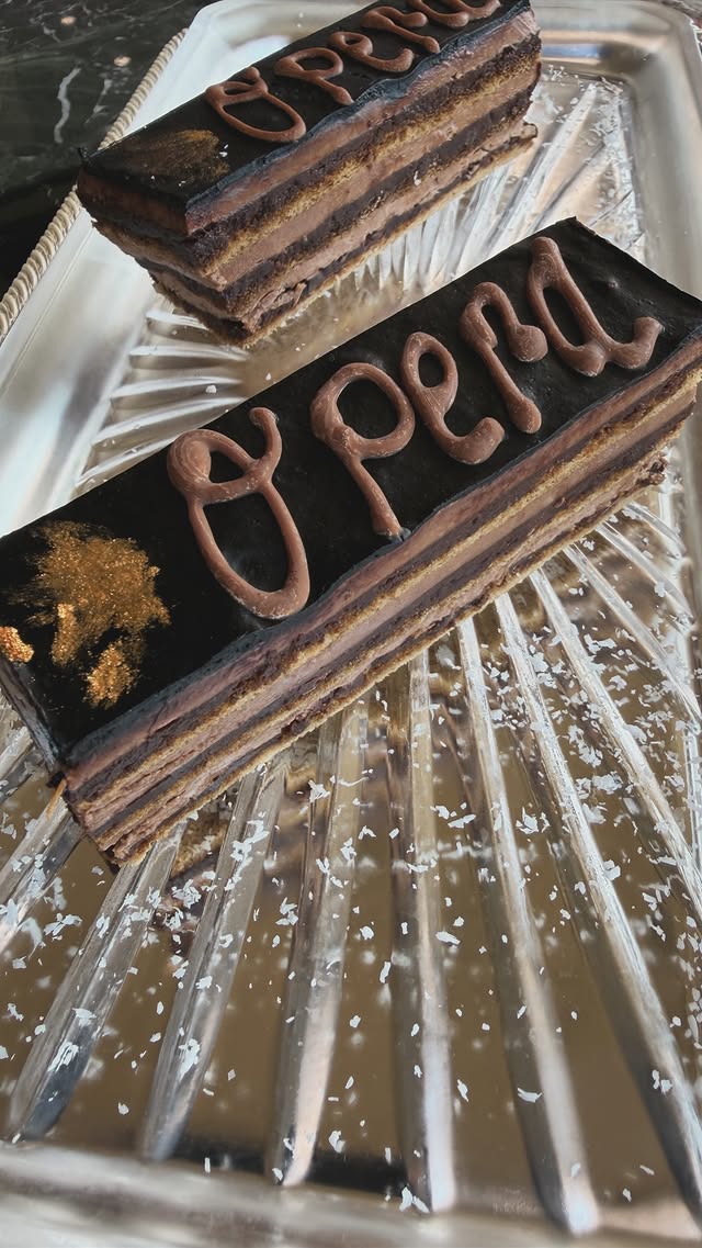 Gümüş tepside Opera Cake