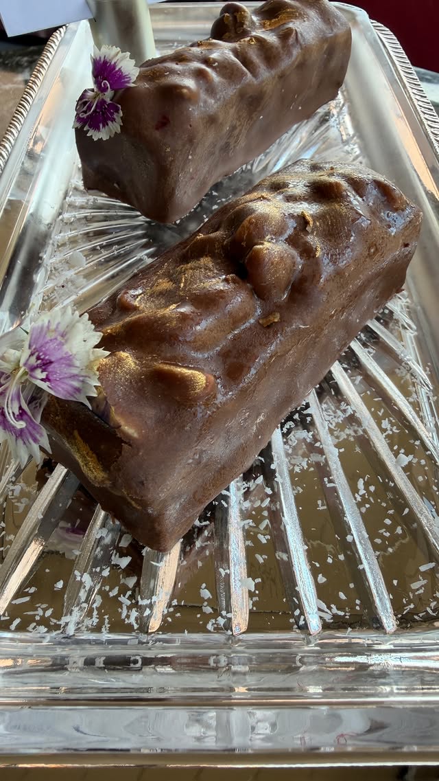 Gümüş tepside Snickers Cake