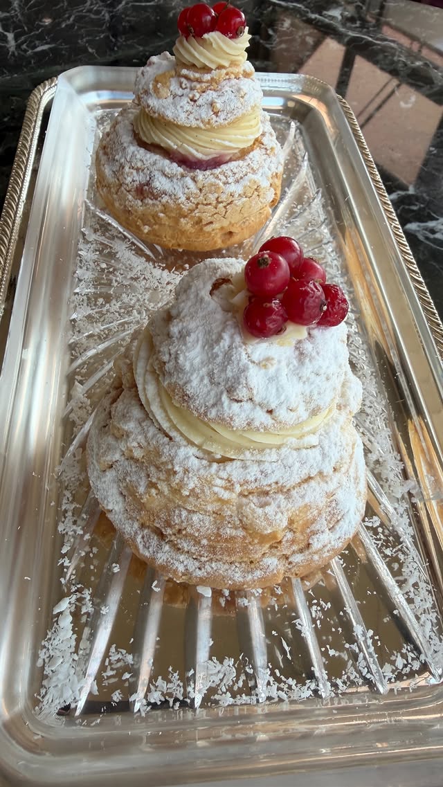 Gümüş tepside iki Choux Cake