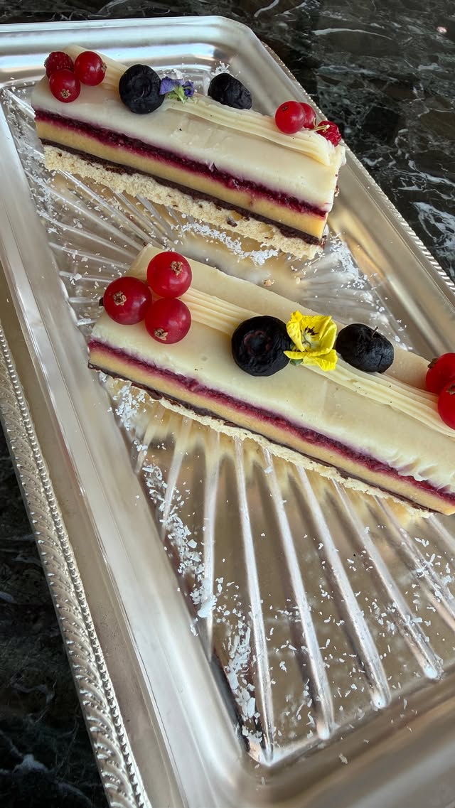 Gümüş tepside Raspberry White Chocolate Cake